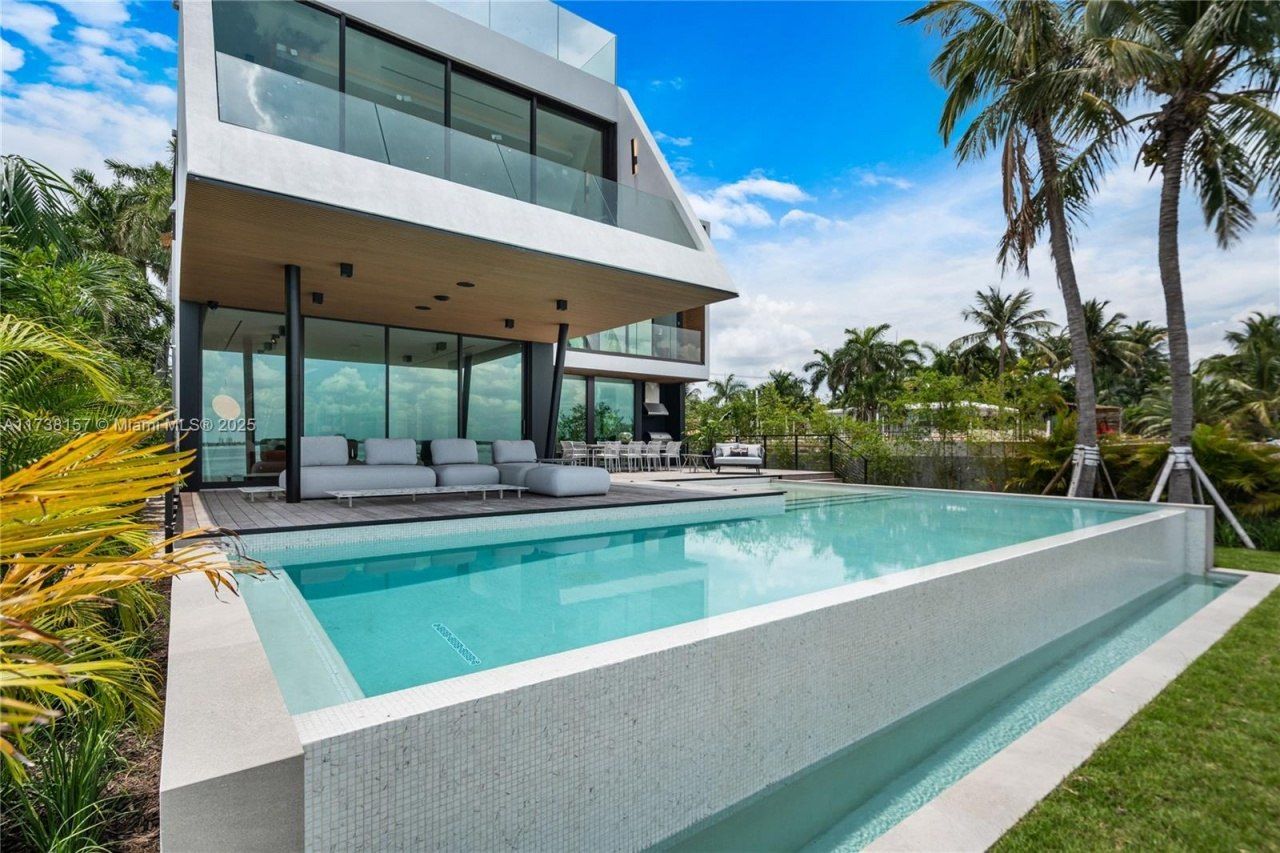 1369 N Venetian Way, Miami, FL 33139 Photo