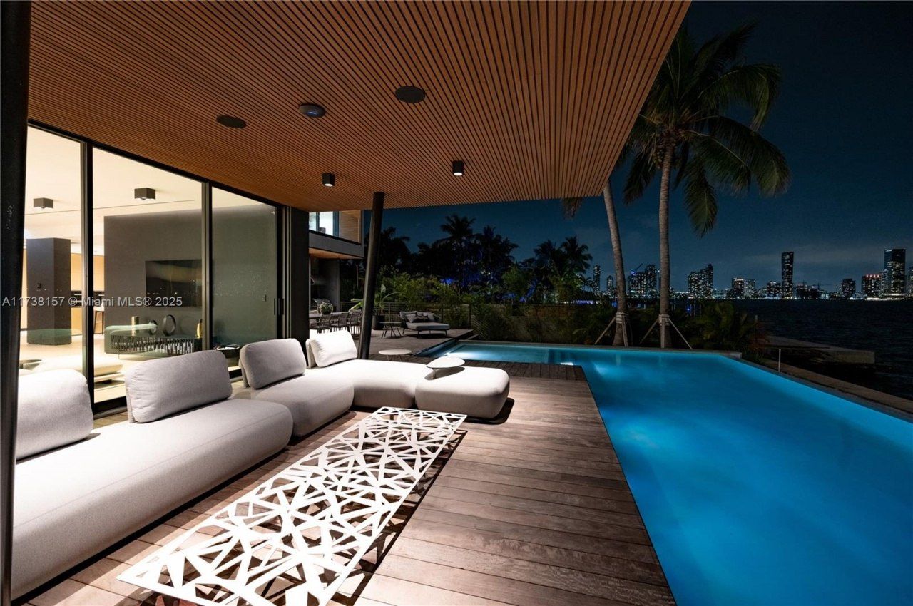 1369 N Venetian Way, Miami, FL 33139 Photo