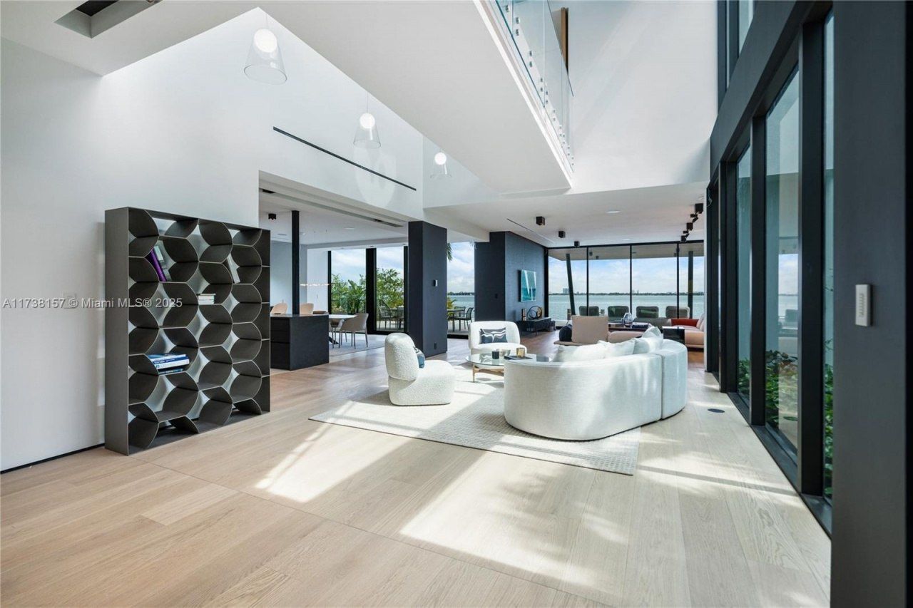 1369 N Venetian Way, Miami, FL 33139 Photo