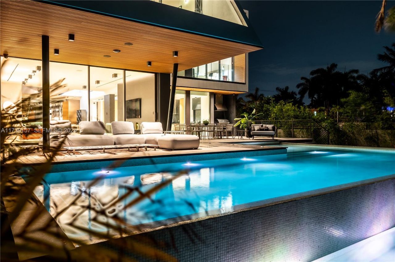 1369 N Venetian Way, Miami, FL 33139 Photo