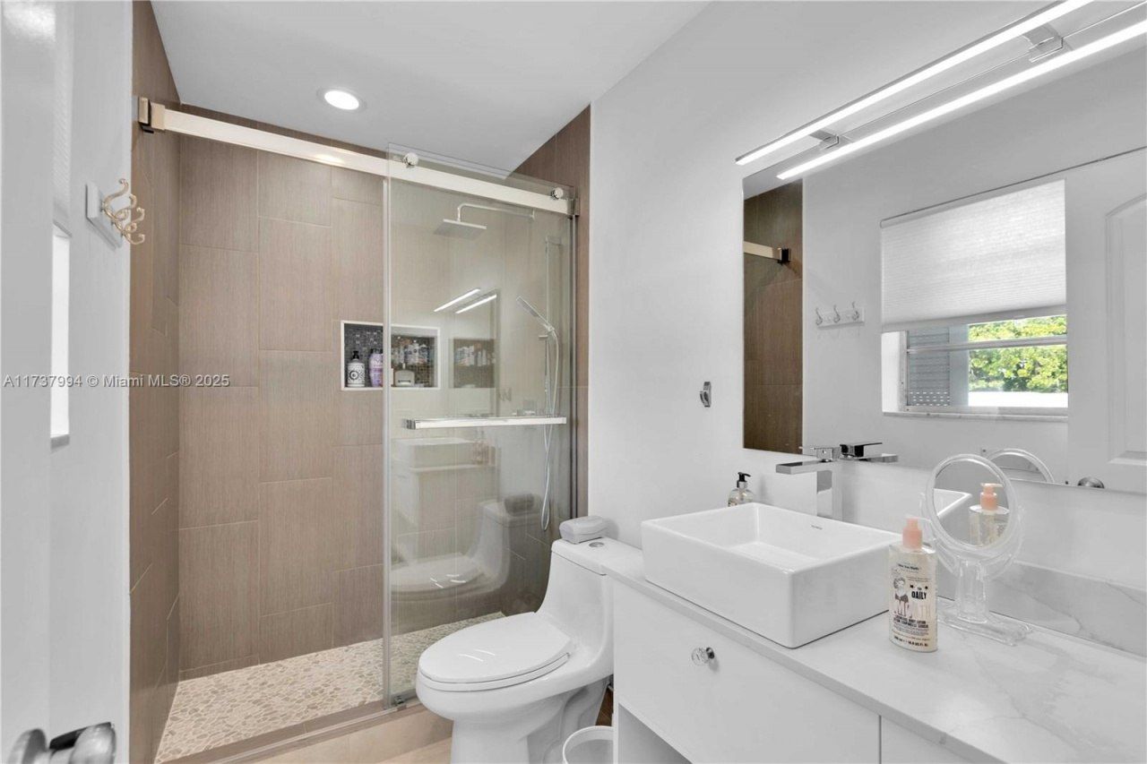 2340 NE 9th St, Unit 209, Fort Lauderdale, FL 33304 Photo