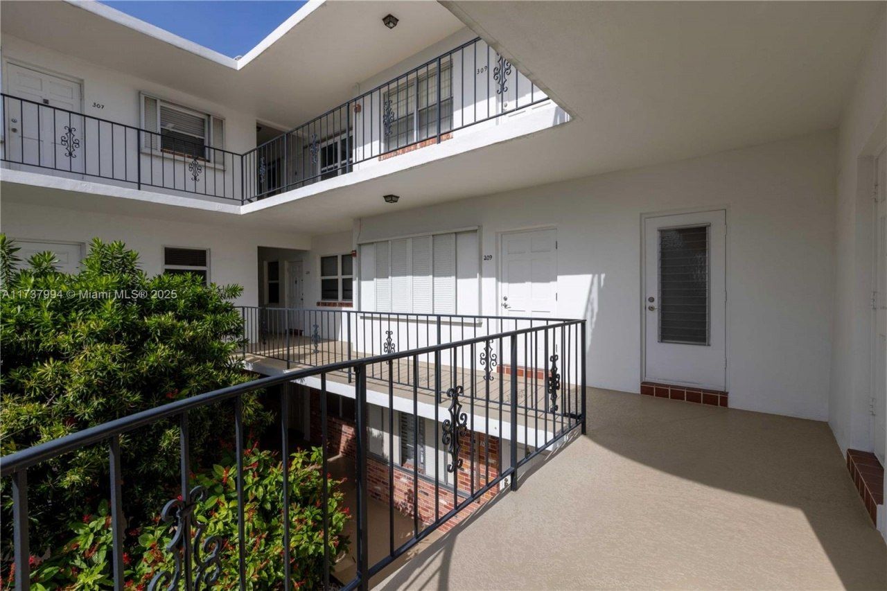 2340 NE 9th St, Unit 209, Fort Lauderdale, FL 33304 Photo