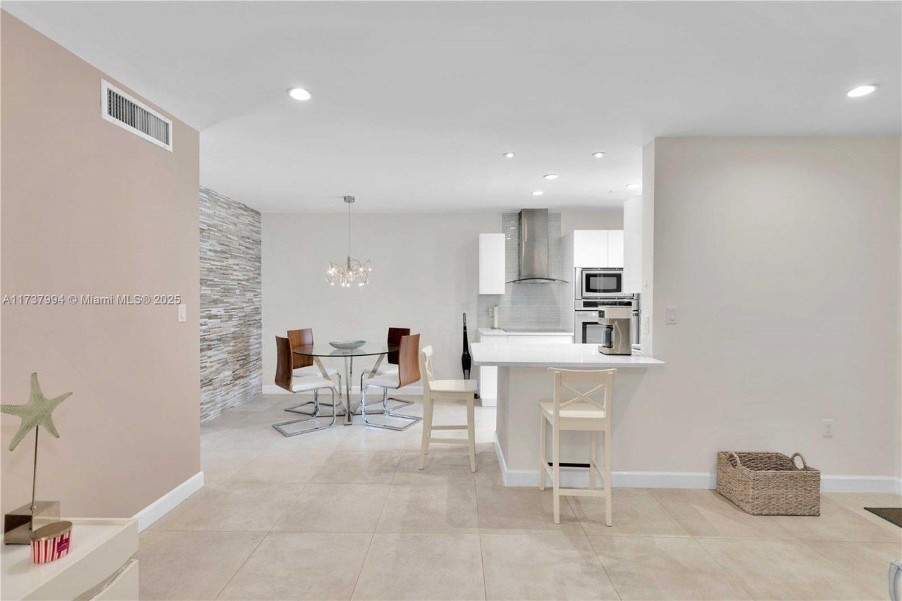 2340 NE 9th St, Unit 209, Fort Lauderdale, FL 33304 Photo