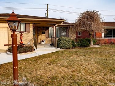 34398 GREENTREES Road, Sterling Heights, MI 48312