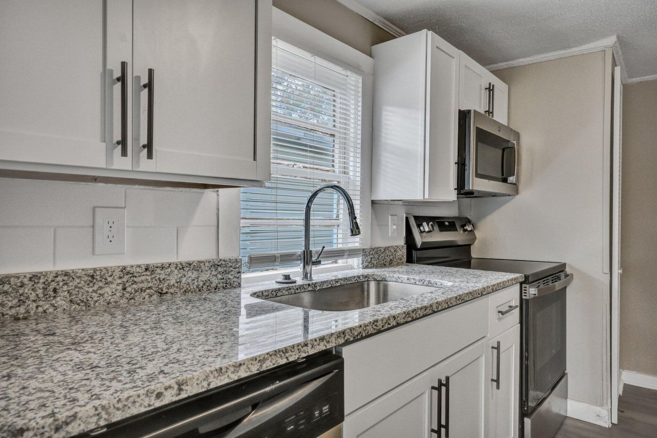 1984 Hugo Avenue Photo 12