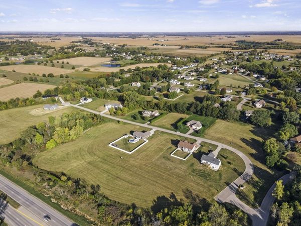 2612 ANNA ELIZABETH LN, Muscatine, IA 52761