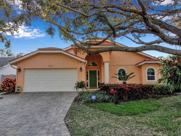 5232 WHITE SAND CIRCLE NE, ST PETERSBURG, FL 33703