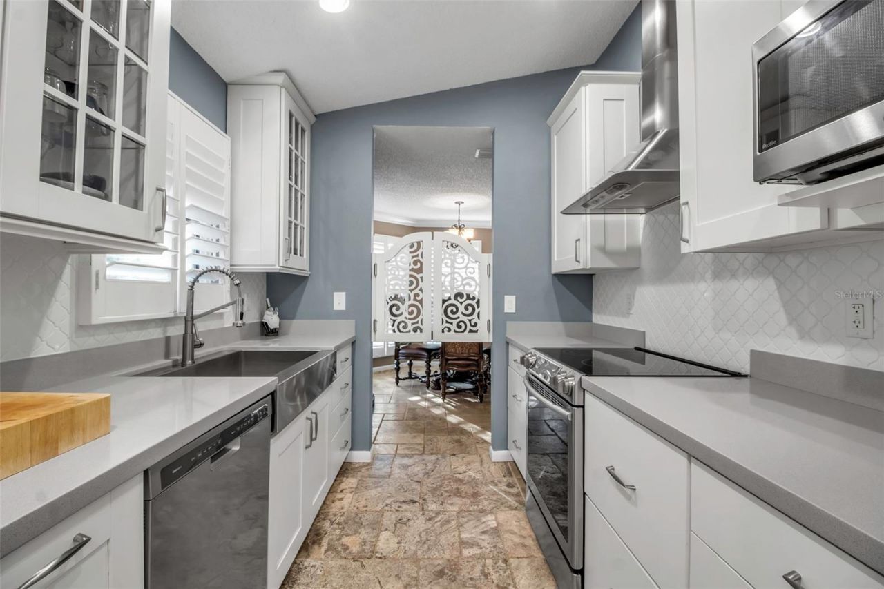 5232 White Sand Circle Ne, Saint Petersburg, FL 33703 Photo