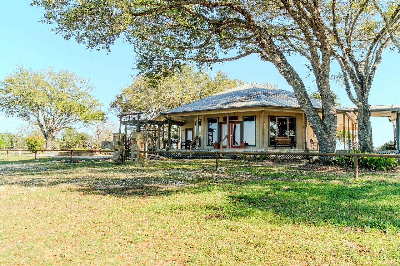 2346 Bruno Rd, Schulenburg, TX 78956 Main Photo