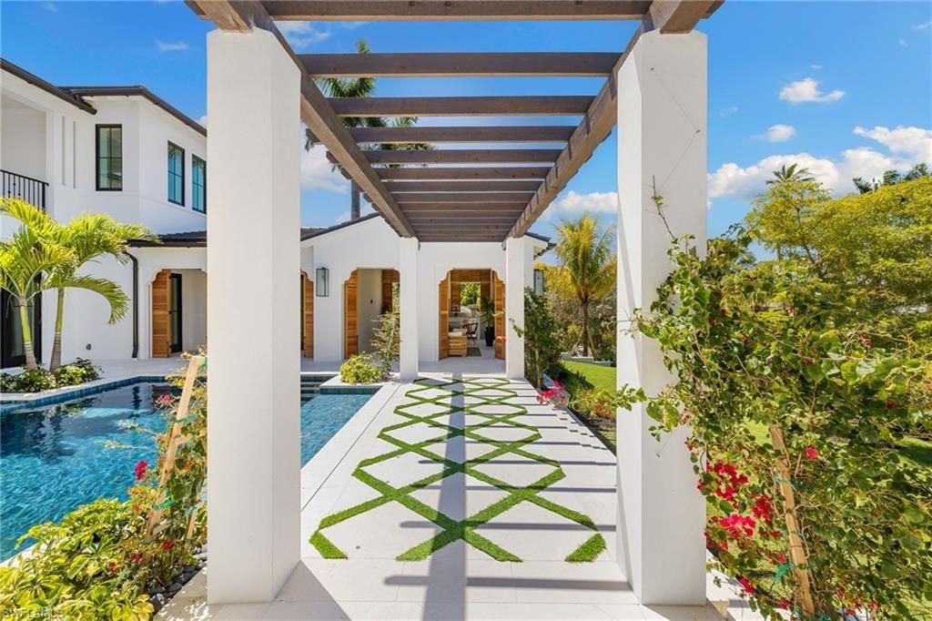 330 Hawser Ln, Naples, FL 34102 Photo