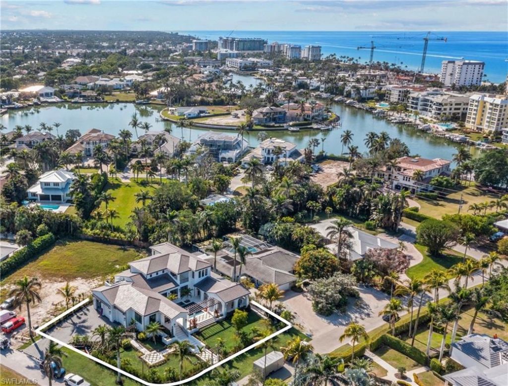 330 Hawser Ln, Naples, FL 34102 Photo