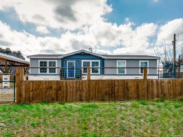 602 E Hunt St, Pleasanton, TX 78064