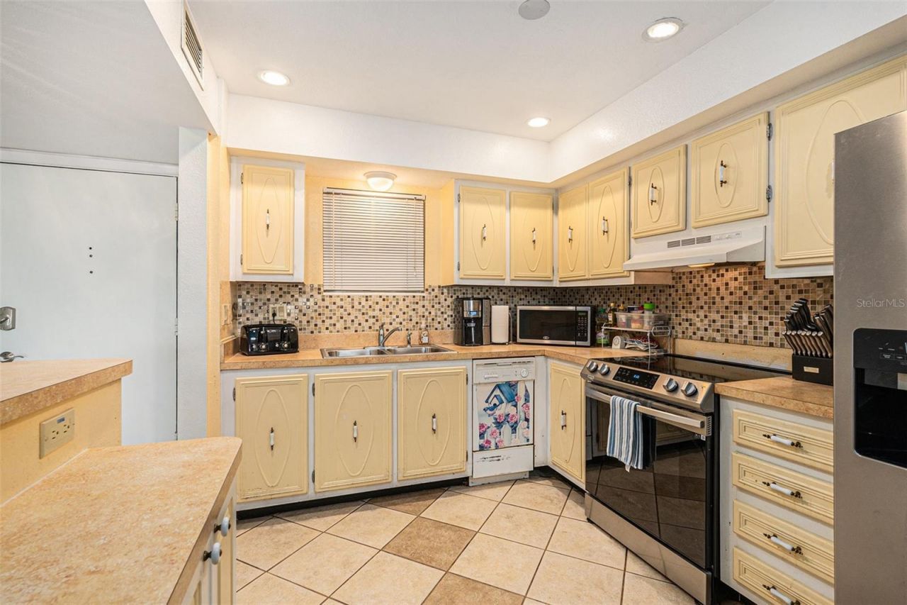 801 83rd Avenue N, Unit 215, Saint Petersburg, FL 33702 Photo