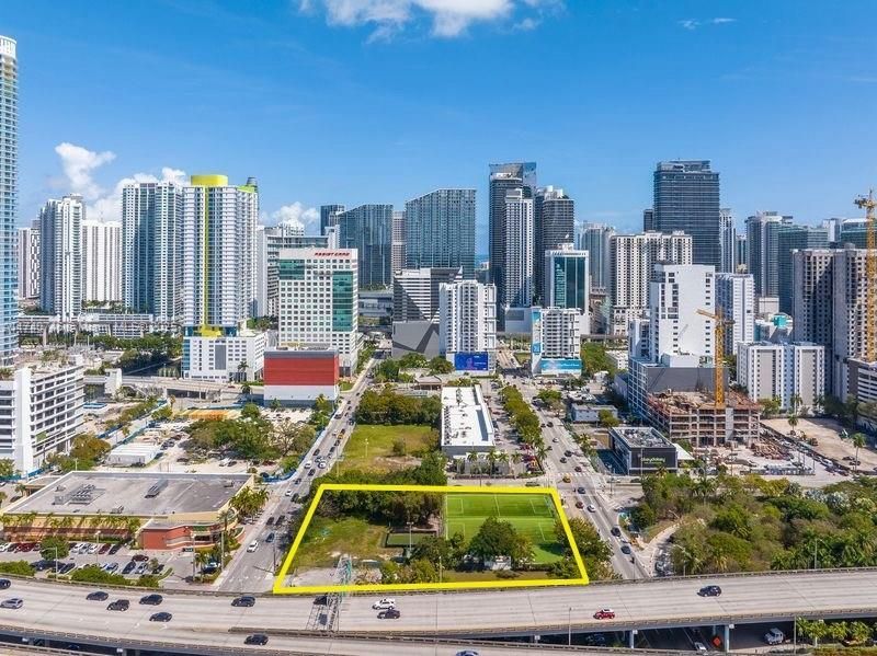 301 SW 8th St, Miami, FL 33130 Photo