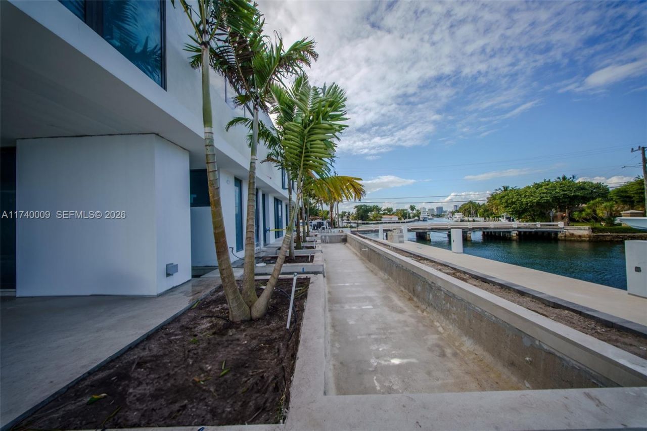 1400 W Lake Dr, Fort Lauderdale, FL 33316 Photo