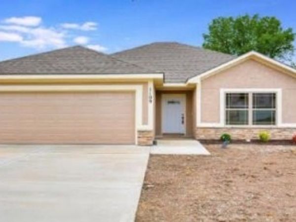 900 N White Oaks Lane, Oak Grove, MO 64075