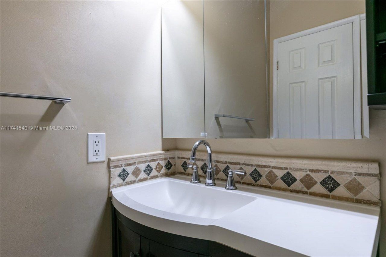 3131 S Ocean Dr, Unit 211, Hallandale Beach, FL 33009 Photo