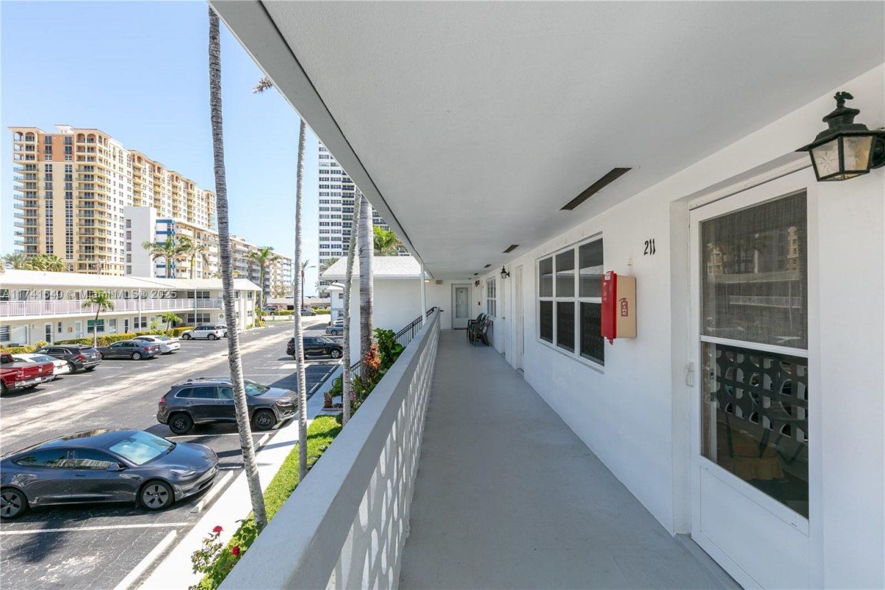 3131 S Ocean Dr, Unit 211, Hallandale Beach, FL 33009 Photo