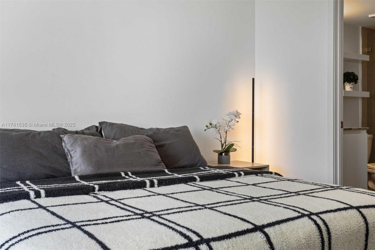 540 Brickell Key Dr, Unit 1519, Miami, FL 33131 Photo