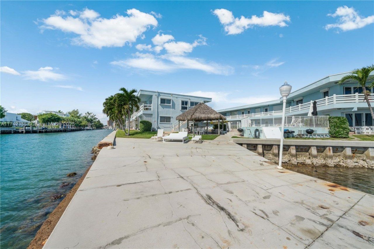 2700 NE 135th St, Unit 32, North Miami, FL 33181 Photo