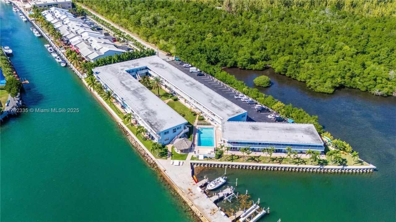 2700 NE 135th St, Unit 32, North Miami, FL 33181 Photo