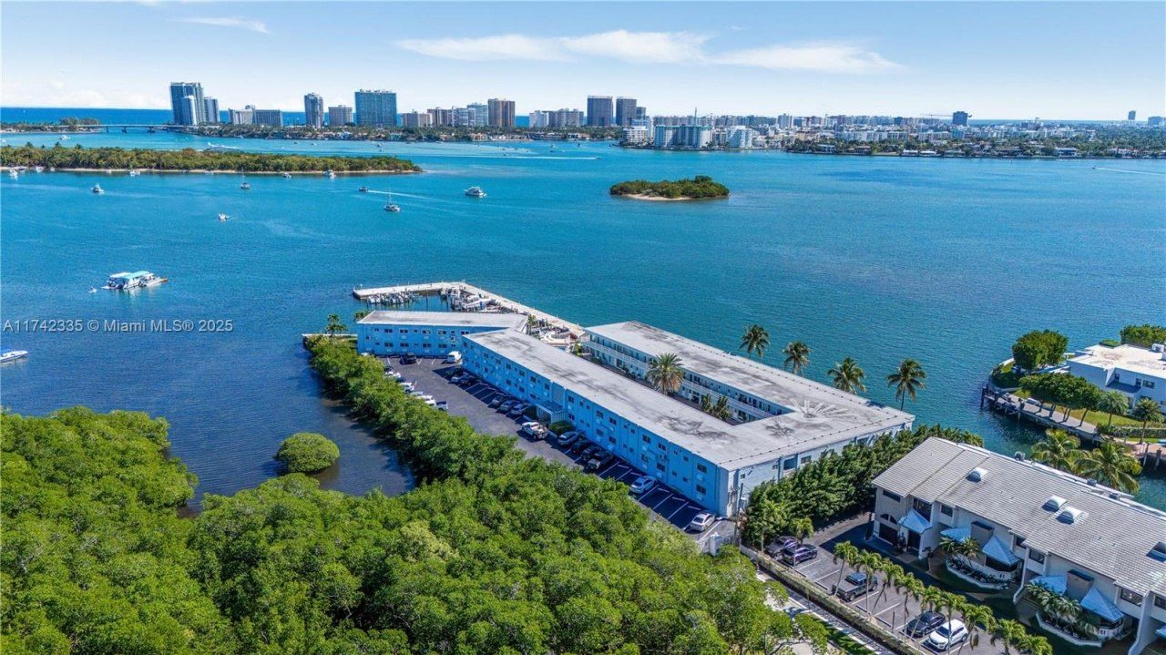 2700 NE 135th St, Unit 32, North Miami, FL 33181 Photo