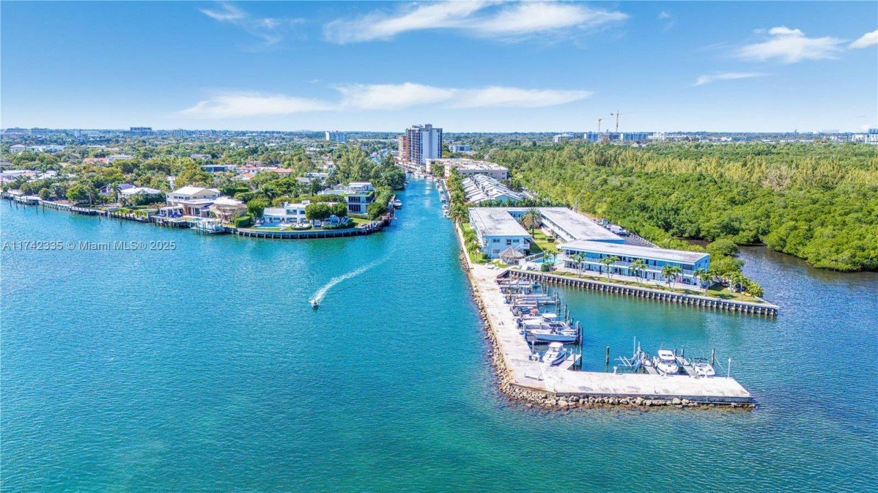 2700 NE 135th St, Unit 32, North Miami, FL 33181 Photo