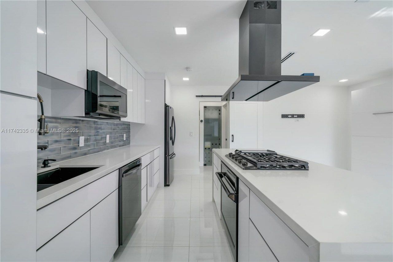 2700 NE 135th St, Unit 32, North Miami, FL 33181 Photo