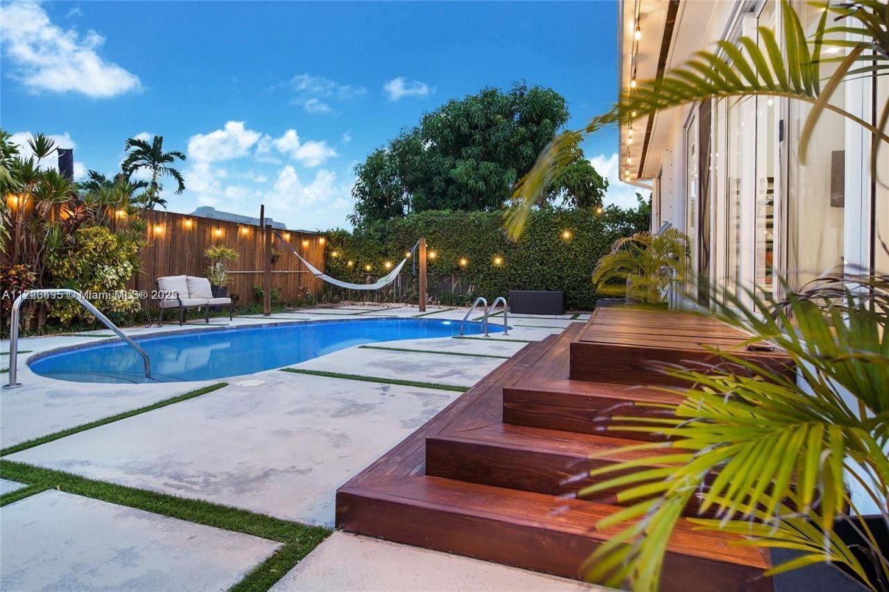 7549 Adventure Ave, North Bay Village, FL 33141 Photo