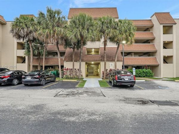 481 Ives Dairy Rd, Unit 105-4, Miami, FL 33179