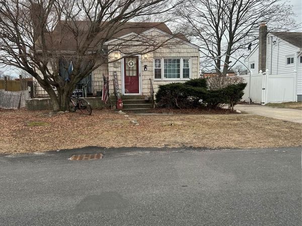 417 N Monroe Avenue, Lindenhurst, NY 11757