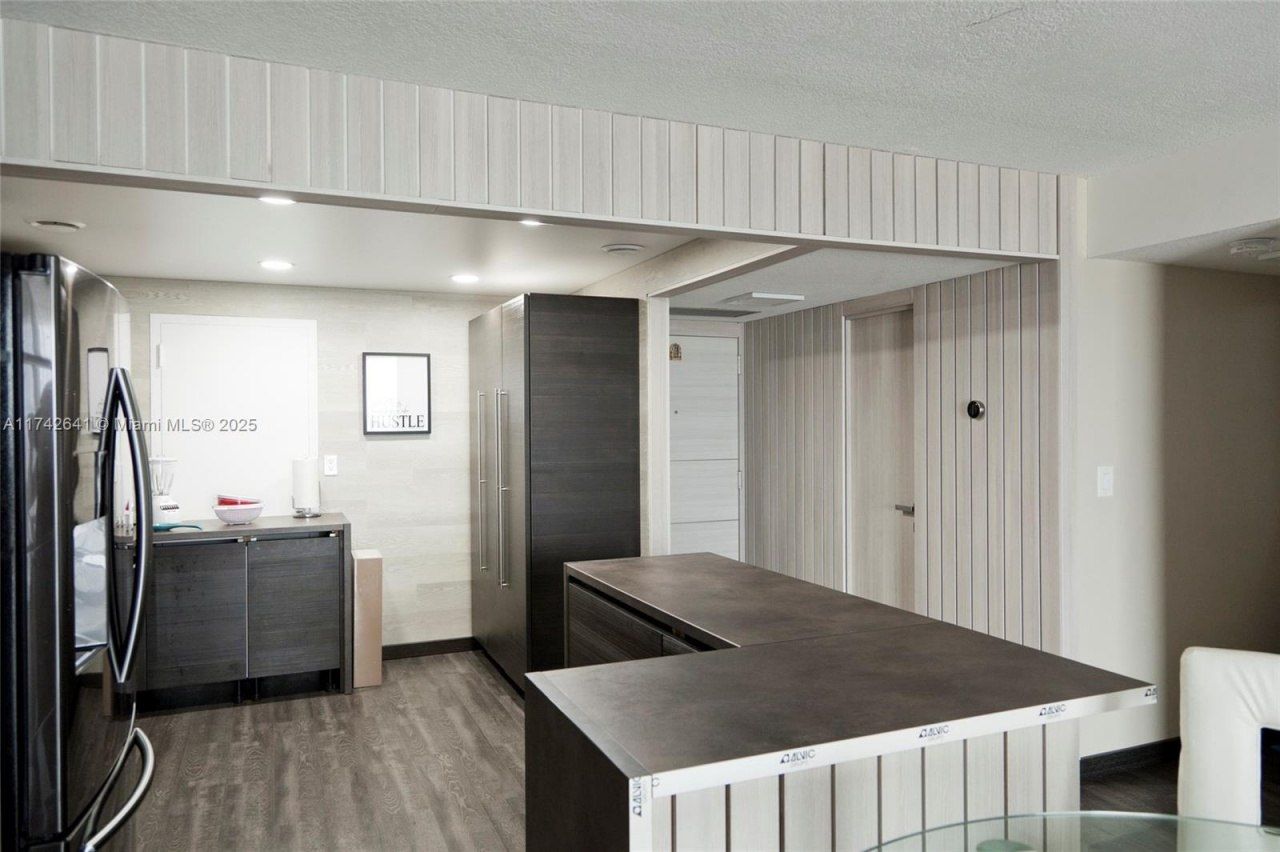 427 Golden Isles Dr, Unit 15J, Hallandale Beach, FL 33009 Photo