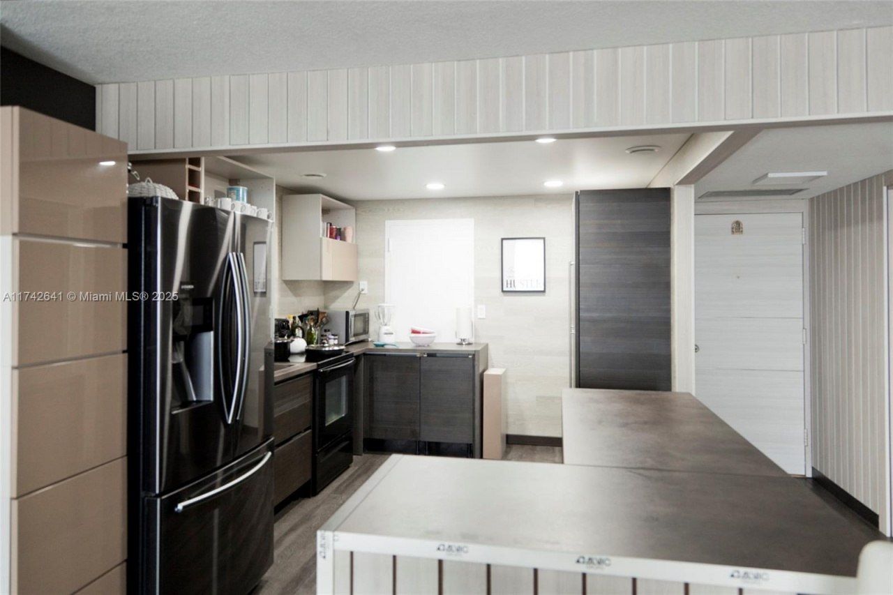 427 Golden Isles Dr, Unit 15J, Hallandale Beach, FL 33009 Photo