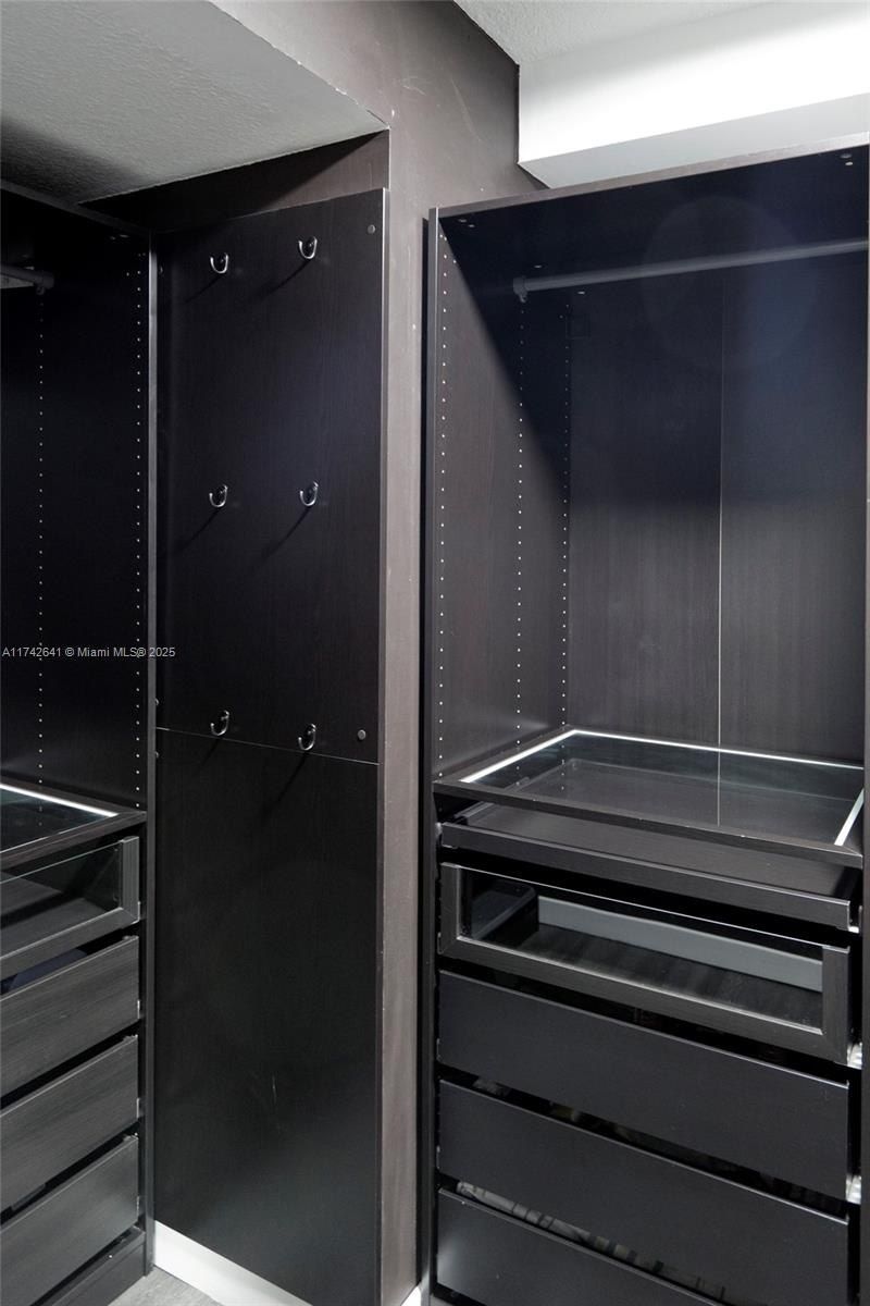 427 Golden Isles Dr, Unit 15J, Hallandale Beach, FL 33009 Photo