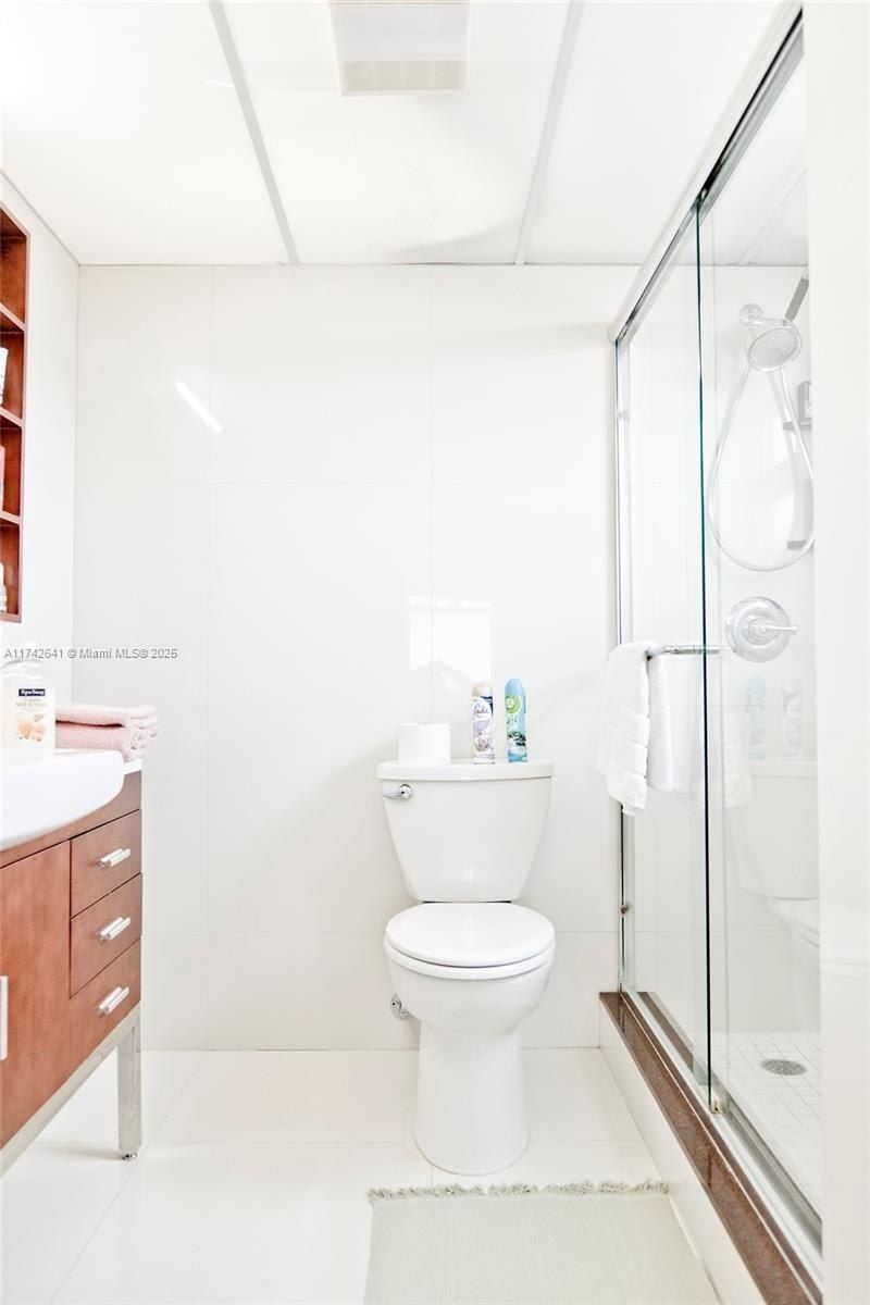 427 Golden Isles Dr, Unit 15J, Hallandale Beach, FL 33009 Photo