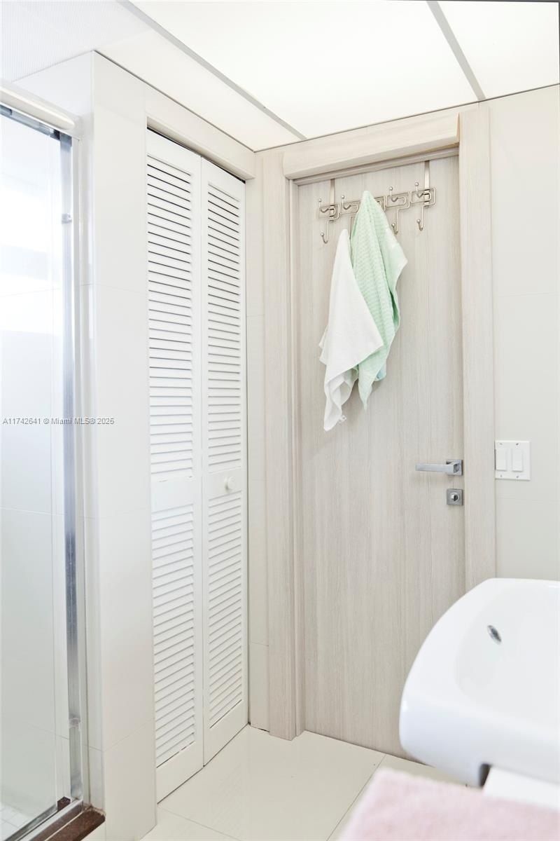 427 Golden Isles Dr, Unit 15J, Hallandale Beach, FL 33009 Photo