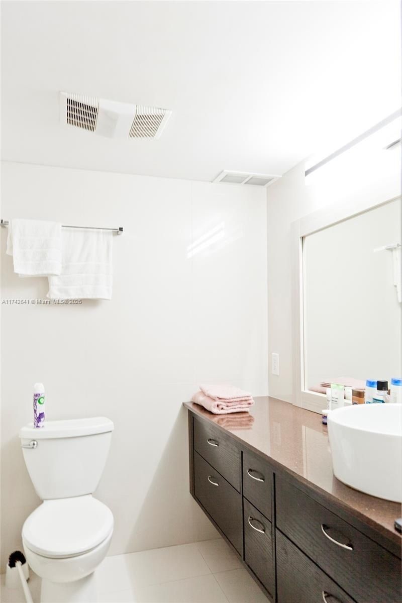 427 Golden Isles Dr, Unit 15J, Hallandale Beach, FL 33009 Photo