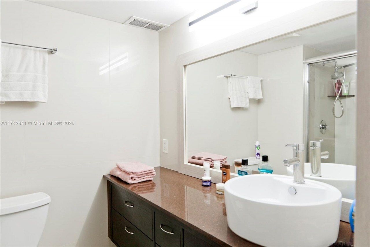 427 Golden Isles Dr, Unit 15J, Hallandale Beach, FL 33009 Photo