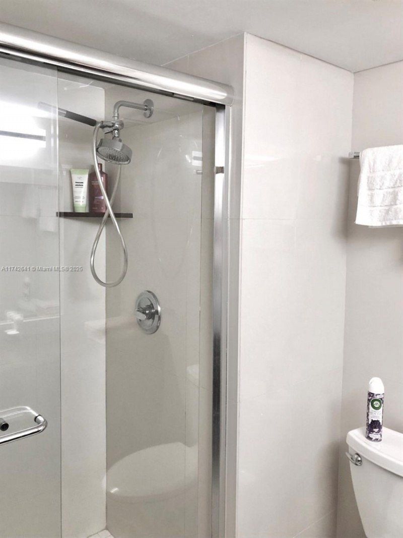 427 Golden Isles Dr, Unit 15J, Hallandale Beach, FL 33009 Photo