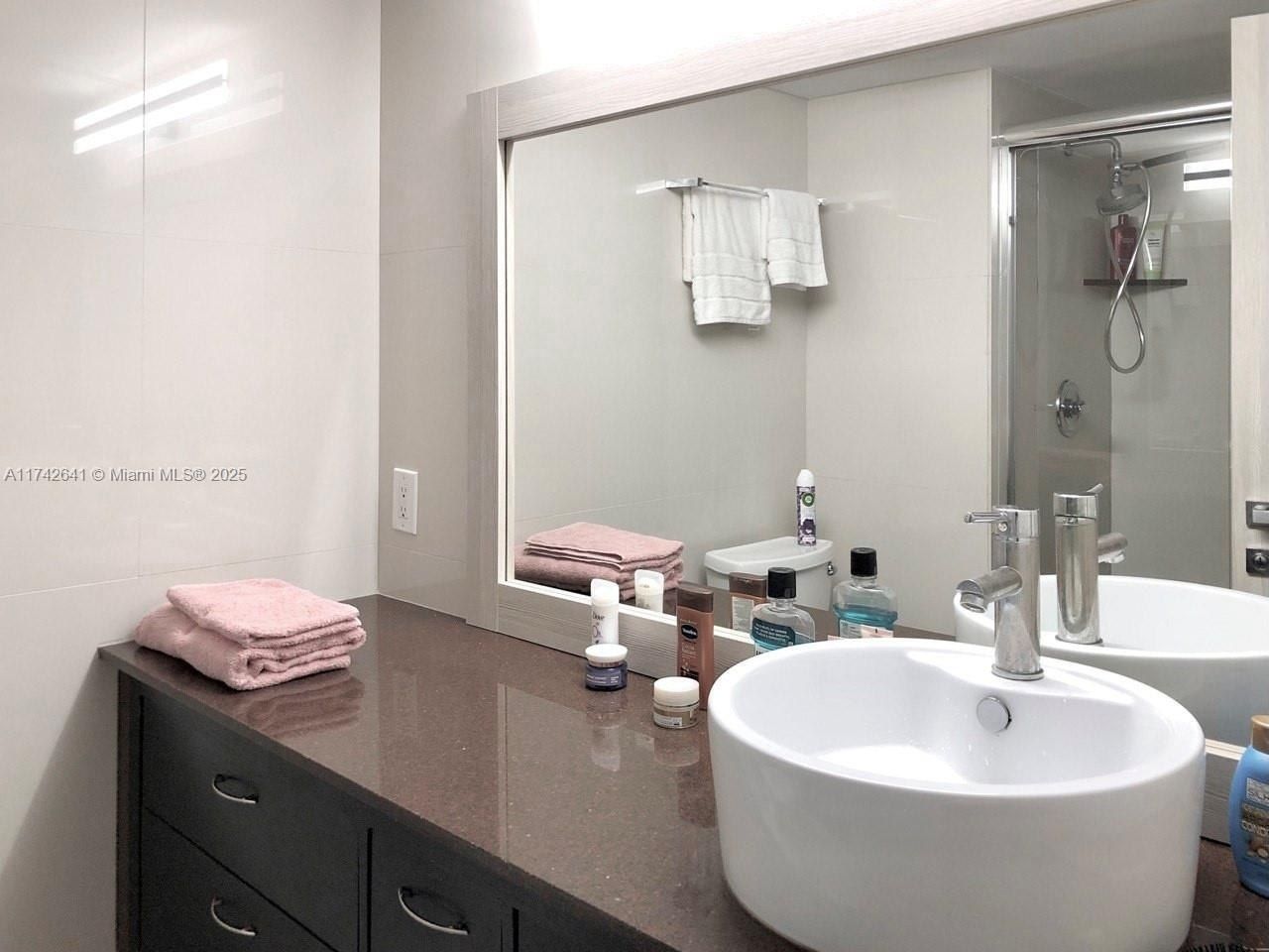 427 Golden Isles Dr, Unit 15J, Hallandale Beach, FL 33009 Photo