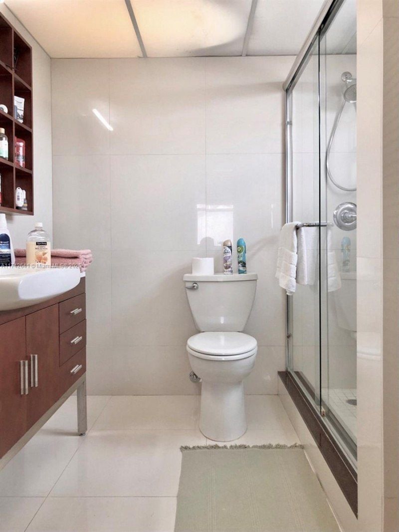 427 Golden Isles Dr, Unit 15J, Hallandale Beach, FL 33009 Photo