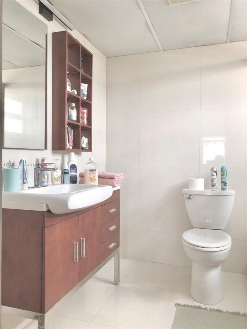 427 Golden Isles Dr, Unit 15J, Hallandale Beach, FL 33009 Photo