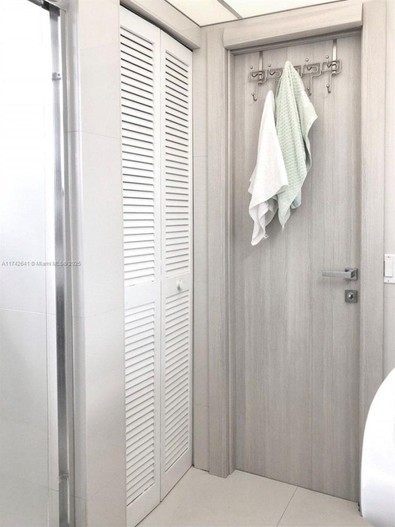 427 Golden Isles Dr, Unit 15J, Hallandale Beach, FL 33009 Photo