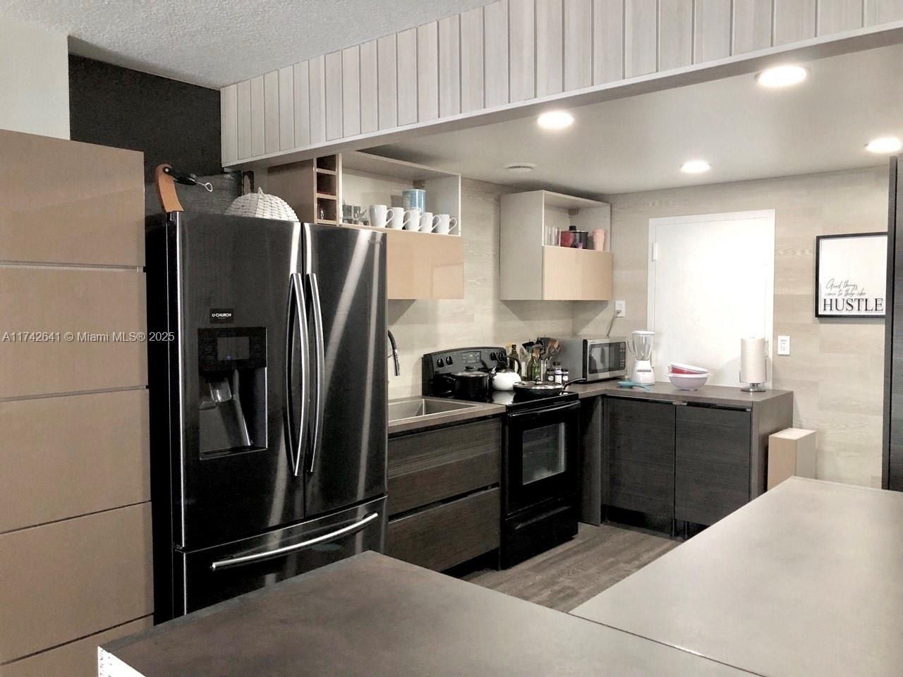 427 Golden Isles Dr, Unit 15J, Hallandale Beach, FL 33009 Photo