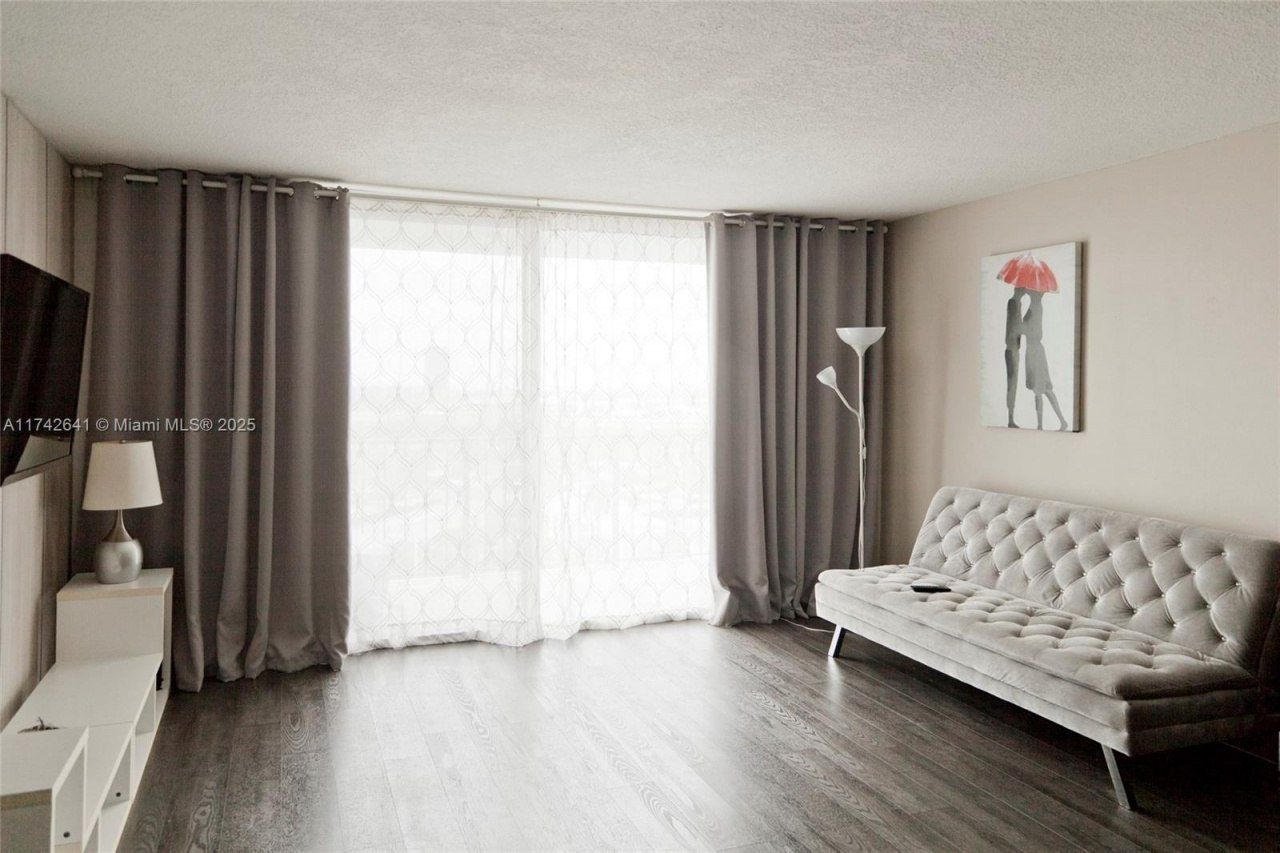 427 Golden Isles Dr, Unit 15J, Hallandale Beach, FL 33009 Photo