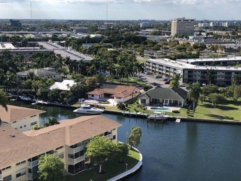 427 Golden Isles Dr, Unit 15J, Hallandale Beach, FL 33009 Photo