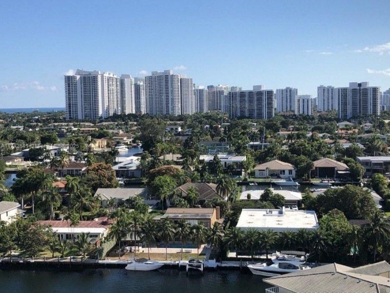 427 Golden Isles Dr, Unit 15J, Hallandale Beach, FL 33009 Photo