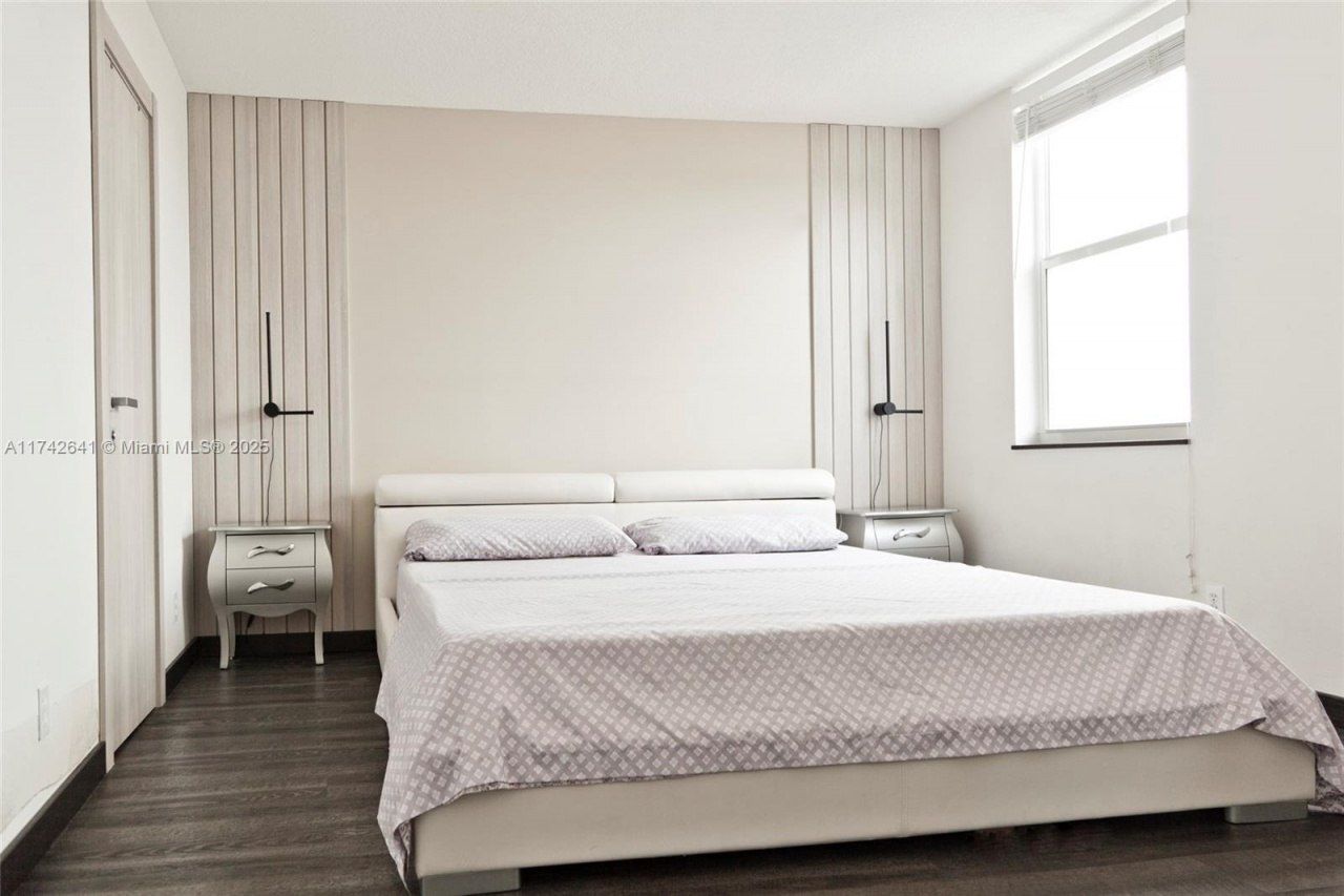 427 Golden Isles Dr, Unit 15J, Hallandale Beach, FL 33009 Photo