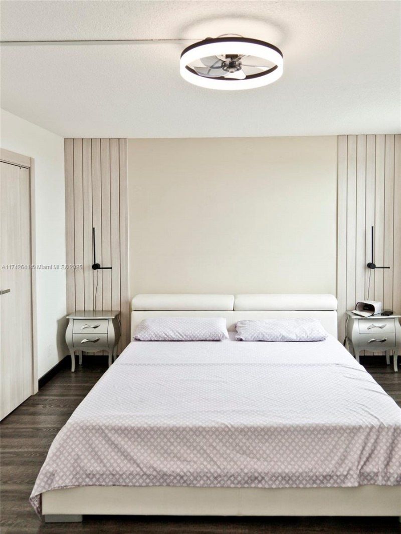 427 Golden Isles Dr, Unit 15J, Hallandale Beach, FL 33009 Photo