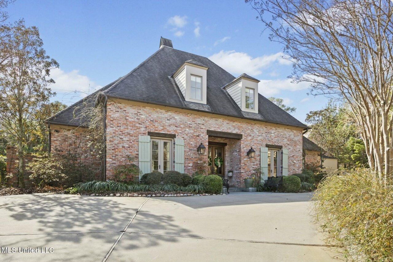 5 Pecan Tree Place, Jackson, MS 39211 Main Photo